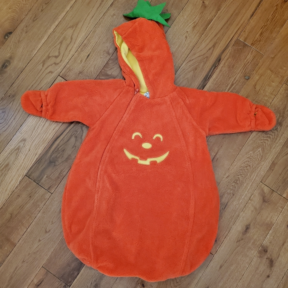 Le Top baby pumpkin costume OS